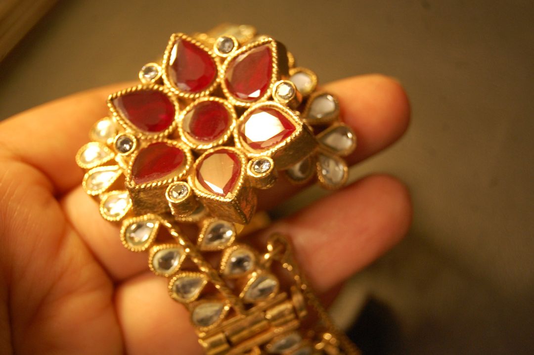 ELEGANT KUNDAN KARA WITH RED FLOWER