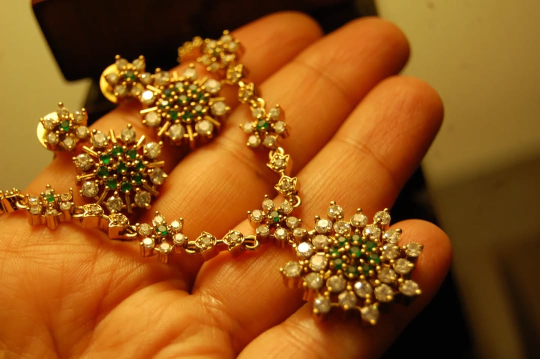 SOUTH INDIAN NECKLACE SET IN GREEN & ZIRCON