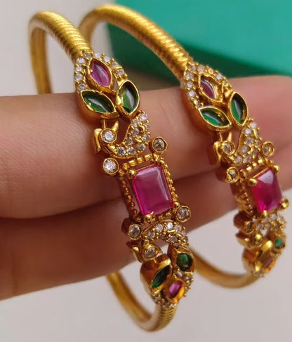 PAIR OF SOUTH INDIAN BANGLES IN RED & GREEN