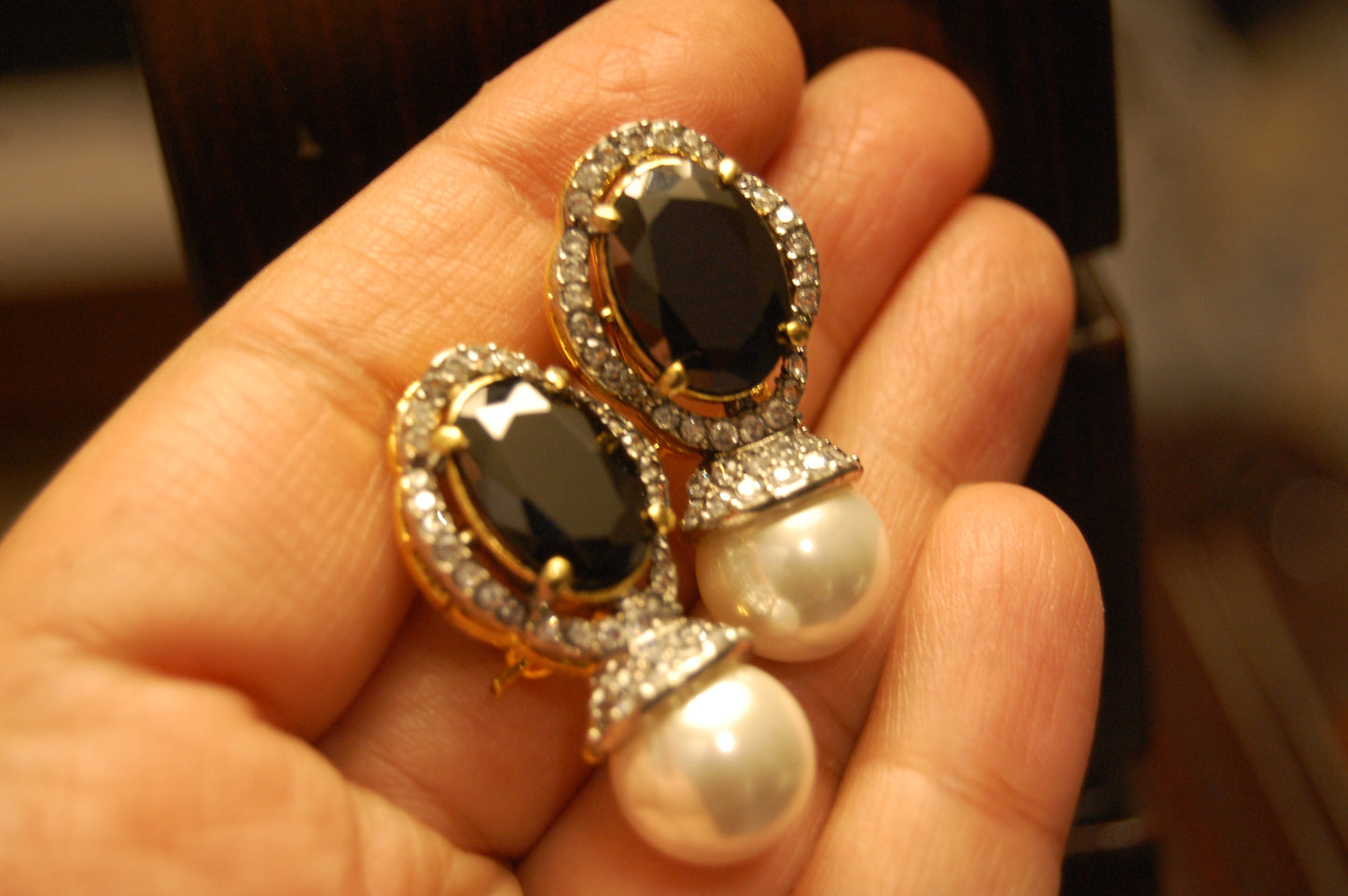 BLACK EARRINGS IN ZIRCON & PEARLS