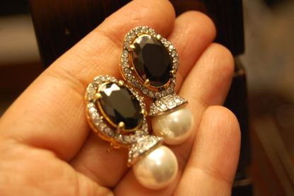 BLACK EARRINGS IN ZIRCON & PEARLS