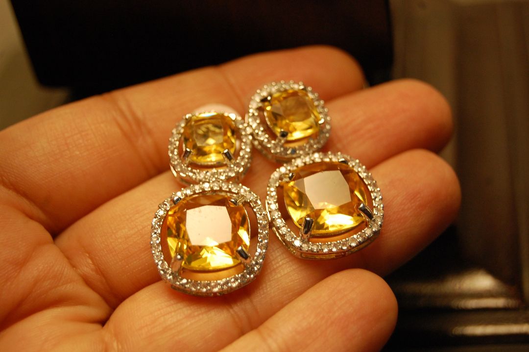 AMERICAN DIAMOND EARRINGS IN YELLOW