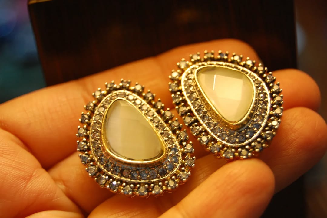 WHITISH ZIRCON EARRINGS