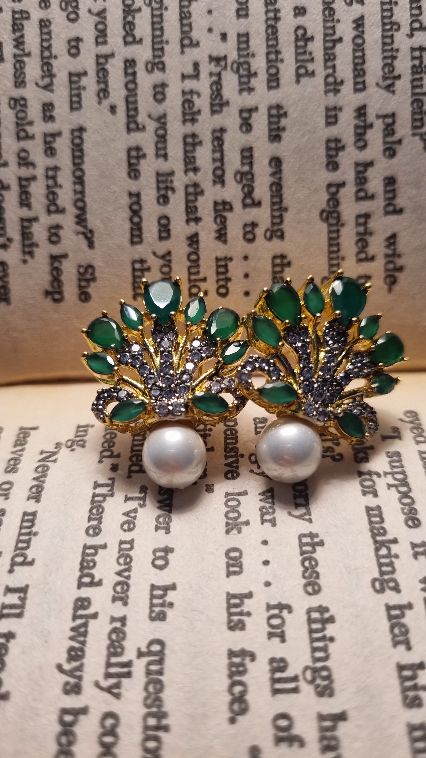 GREEN EARRINGS WITH PEARLS