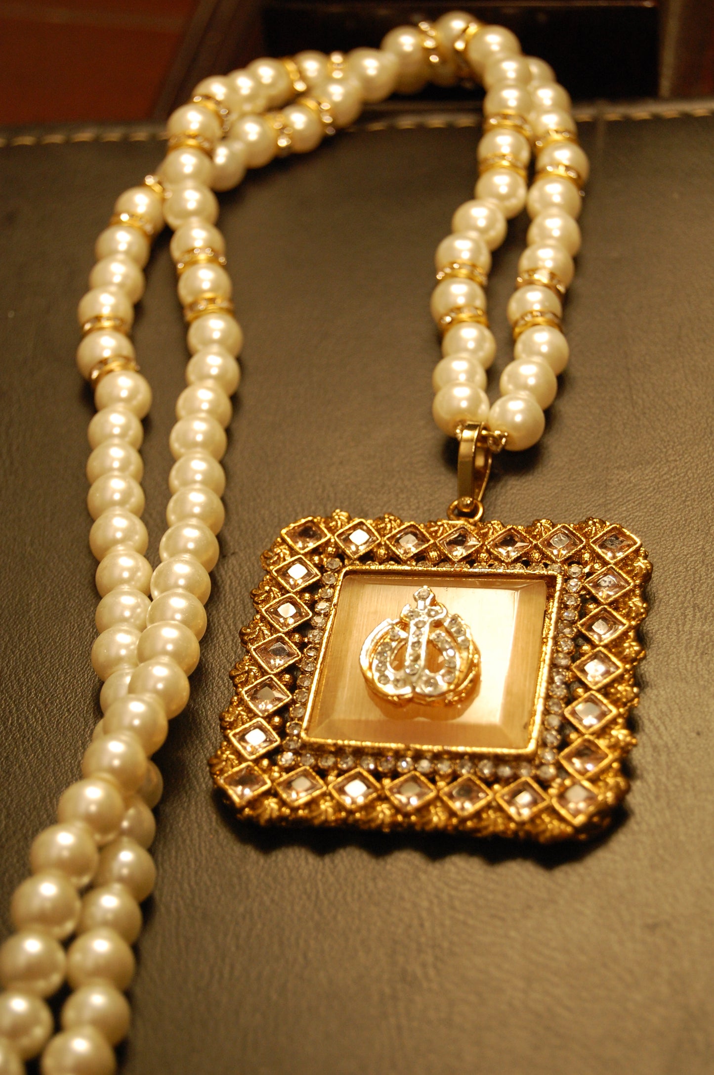 CALLIGRAPHIC PENDANT IN CHAMPAGNE