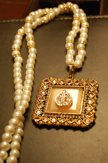 CALLIGRAPHIC PENDANT IN CHAMPAGNE