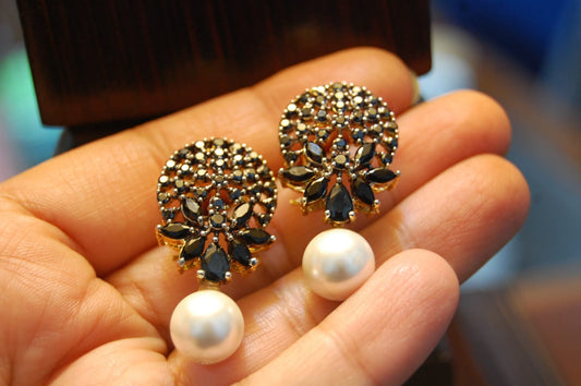 BLACK & PEARL EARRINGS
