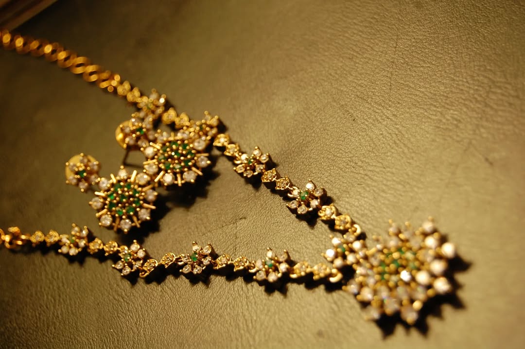 SOUTH INDIAN NECKLACE SET IN GREEN & ZIRCON