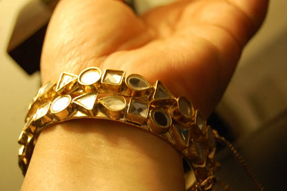 PAIR OF ELEGANT KUNDAN BANGLES