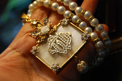 CALLIGRAPHIC PENDENT IN WHITE & PEARL STRING