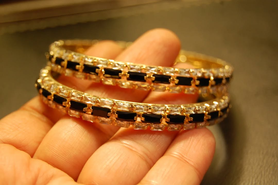 PAIR OF BLACK & ZIRCON BANGLES IN GOLDEN BASE
