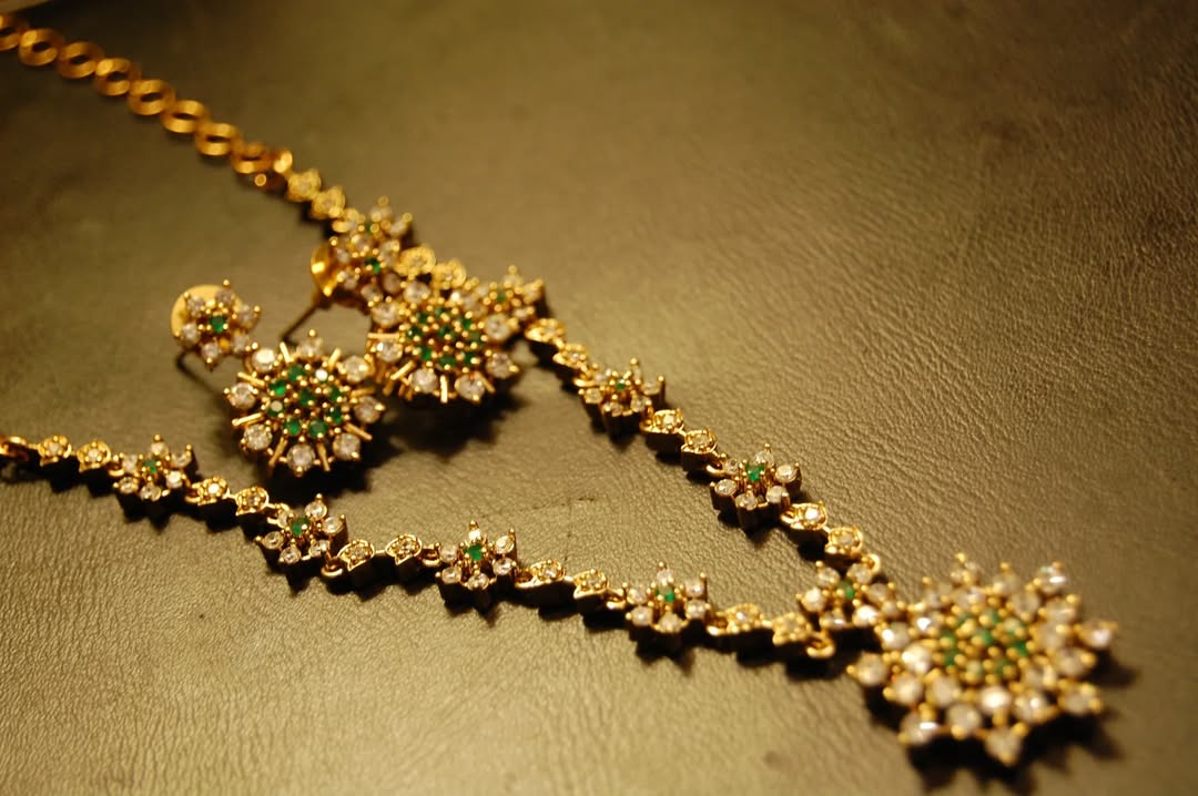 SOUTH INDIAN NECKLACE SET IN GREEN & ZIRCON