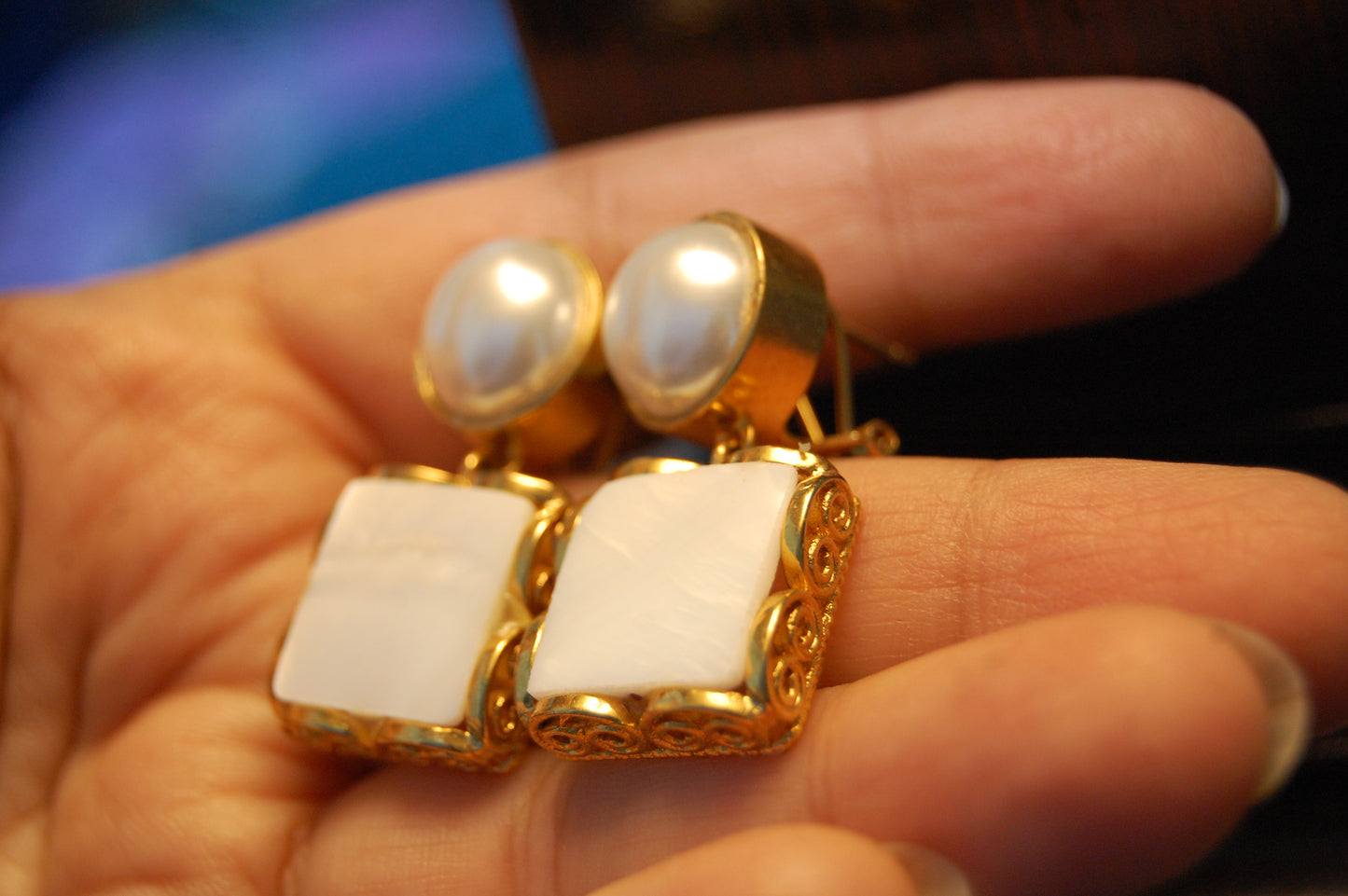 WHITE PEARL EARRINGS