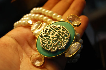CALLIGRAPHIC PENDENT IN FEROZA & MOTHER OF PEARL