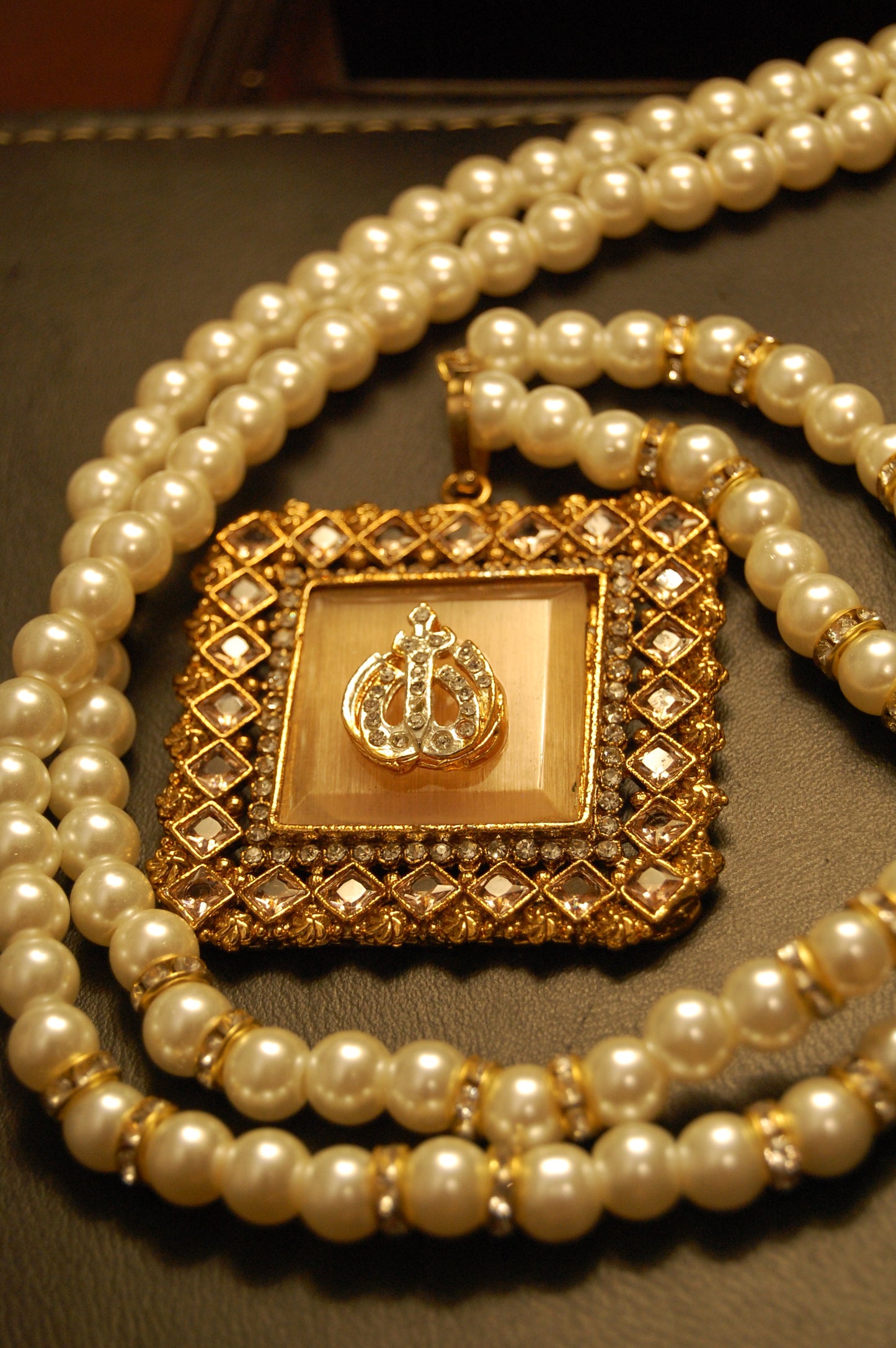 CALLIGRAPHIC PENDANT IN CHAMPAGNE