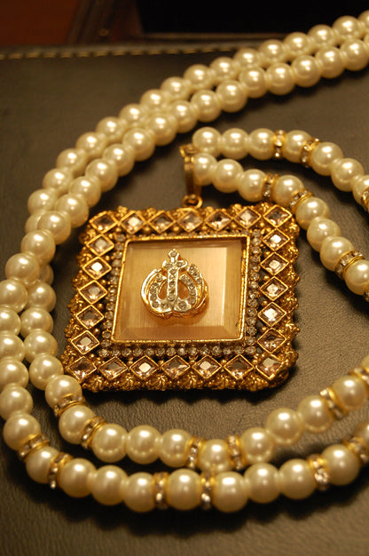 CALLIGRAPHIC PENDANT IN CHAMPAGNE