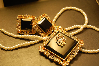 ELEGANT ZIRCON & BLACK PENDENT SET