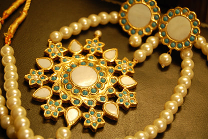 ELEGANT FEROZY & MOTHER OF PEARL MALA SET
