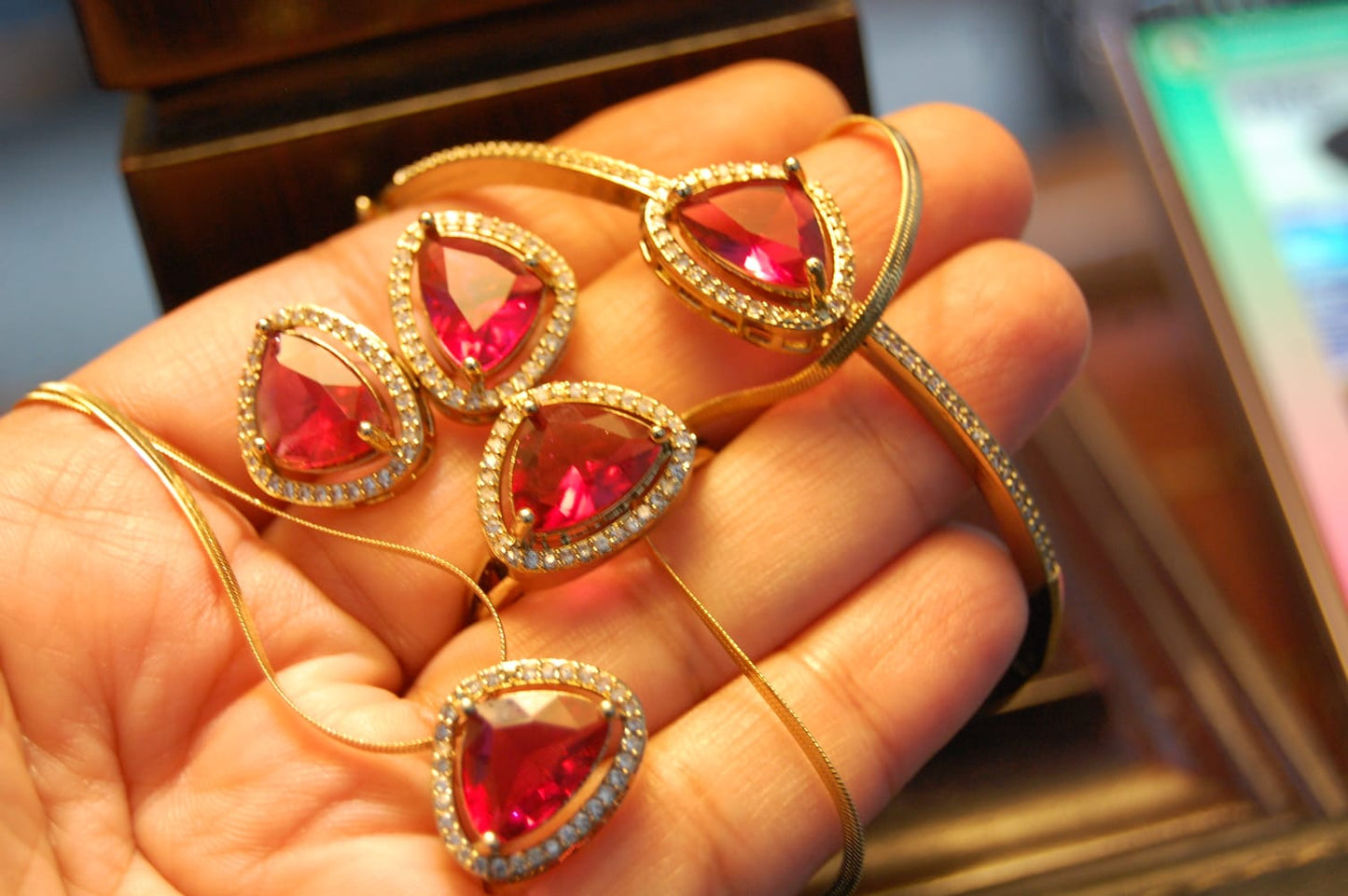 PENDENT SET IN REDISH PINK
