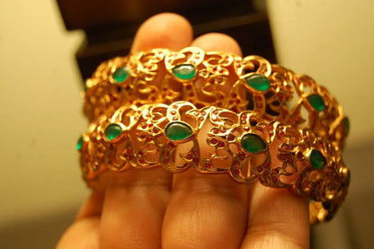 SINGLE SOUTH INDIAN BANGLE IN RED & GREEN