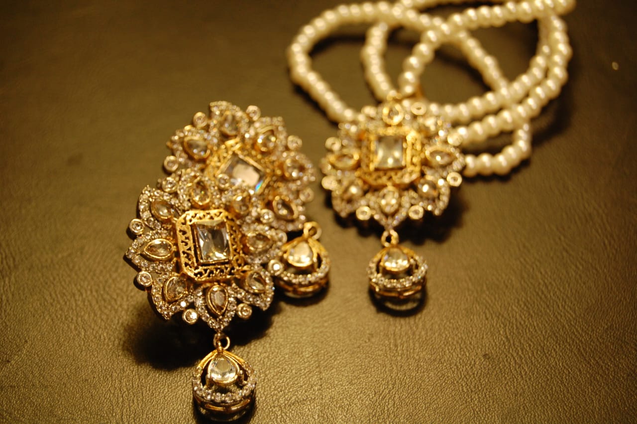 ZIRCON PENDENT SET