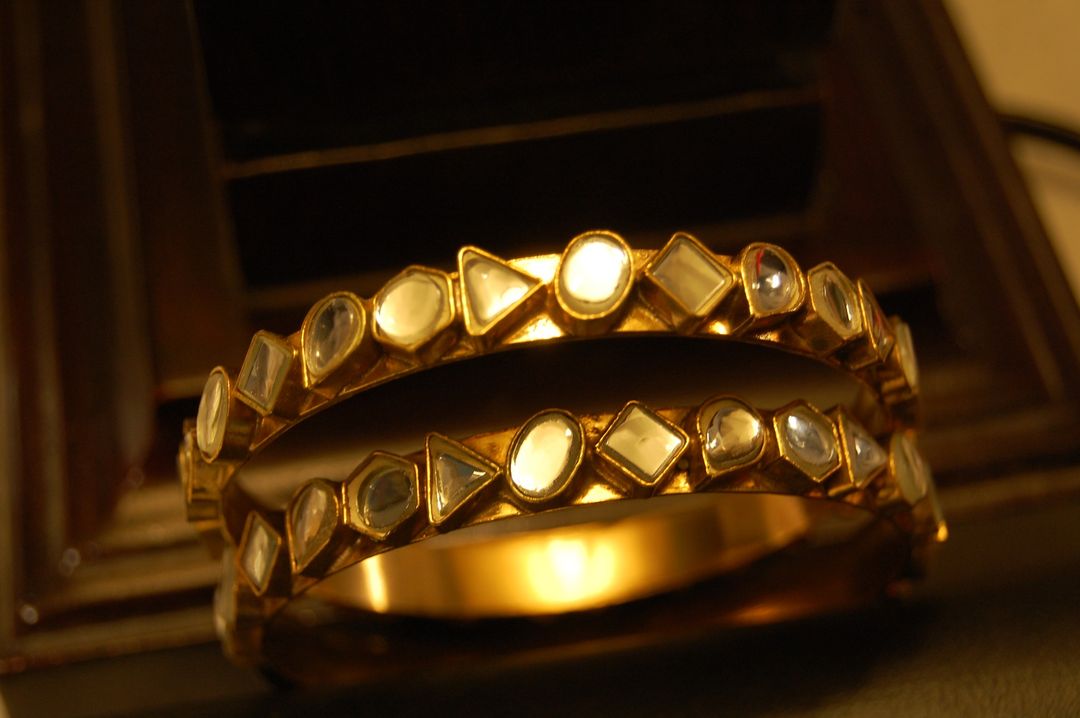 PAIR OF ELEGANT KUNDAN BANGLES