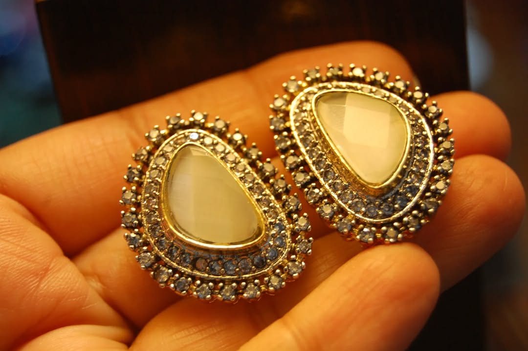 WHITISH ZIRCON EARRINGS