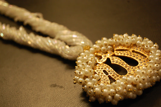 CALLIGRAPHIC PENDENT IN PINK MALA