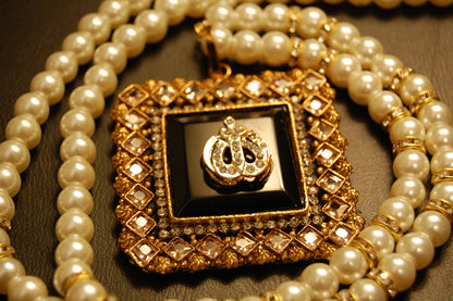 CALLIGRAPHIC PENDANT IN BLACK & CHAMPAGNE