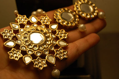 KUNDAN & PEARL MALA SET