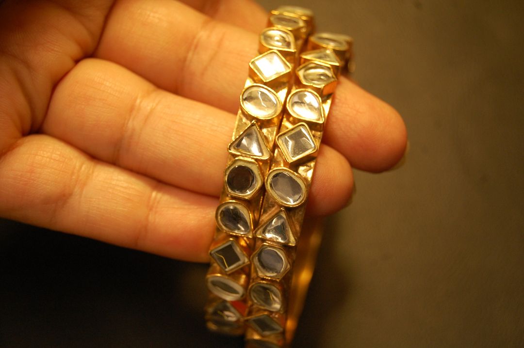 PAIR OF ELEGANT KUNDAN BANGLES