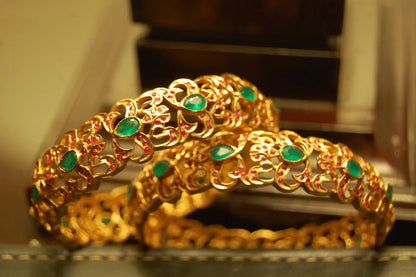 SINGLE SOUTH INDIAN BANGLE IN RED & GREEN