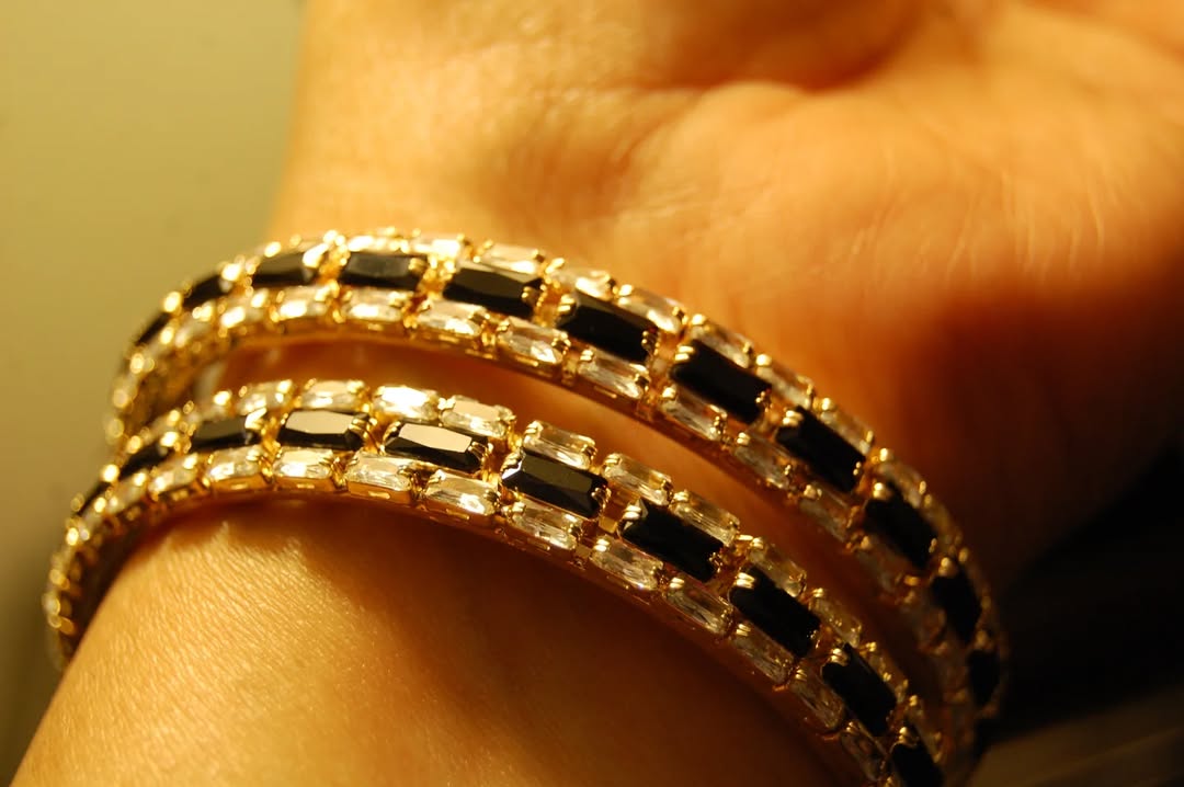 PAIR OF BLACK & ZIRCON BANGLES IN GOLDEN BASE