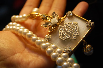 CALLIGRAPHIC PENDENT IN WHITE & PEARL STRING