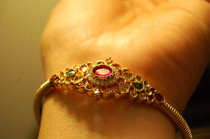 PAIR OF SOUTH INDIAN BANGLES IN RED & GREEN