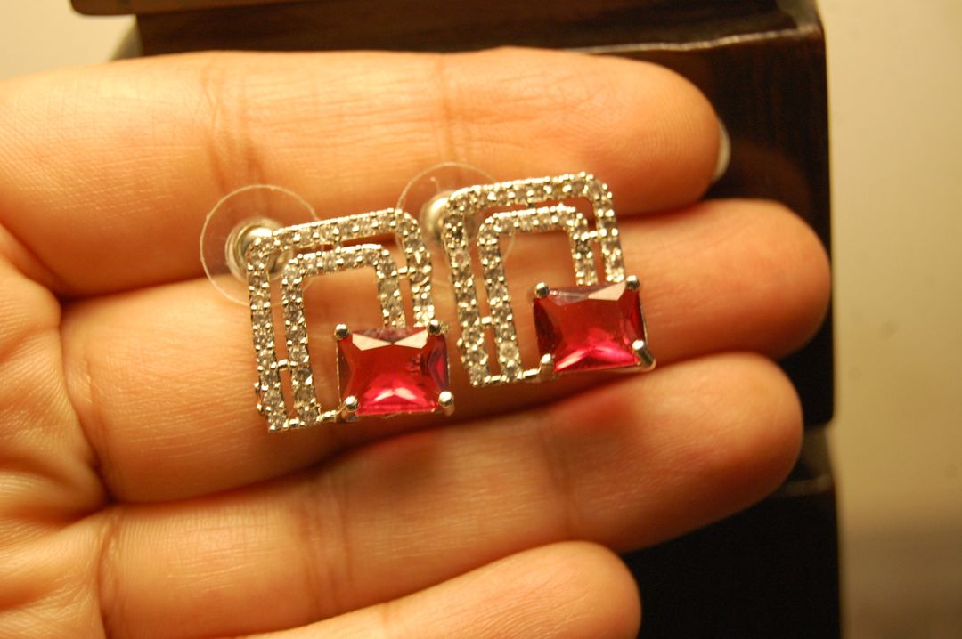 ZIRCON EARRINGS IN RED