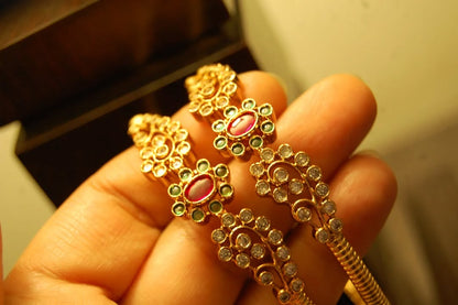 PAIR OF SOUTH INDIAN BANGLES IN RED & GREEN