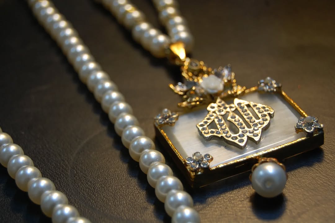 CALLIGRAPHIC PENDENT IN WHITE & PEARL STRING