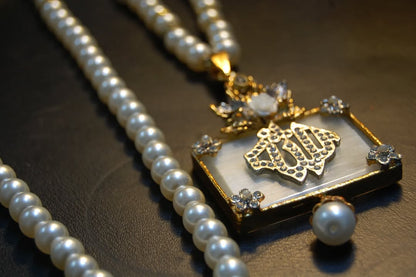 CALLIGRAPHIC PENDENT IN WHITE & PEARL STRING