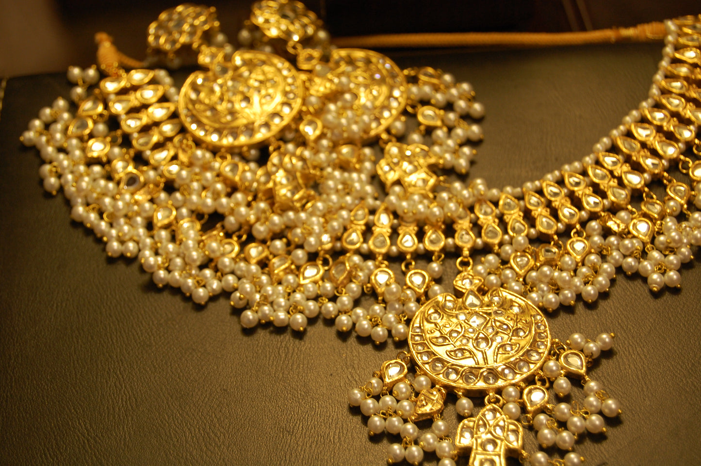 KUNDAN & PEARLS GULUBAND SET
