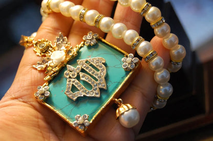 CALLIGRAPHIC PENDENT IN FEROZA & PEARL STRING
