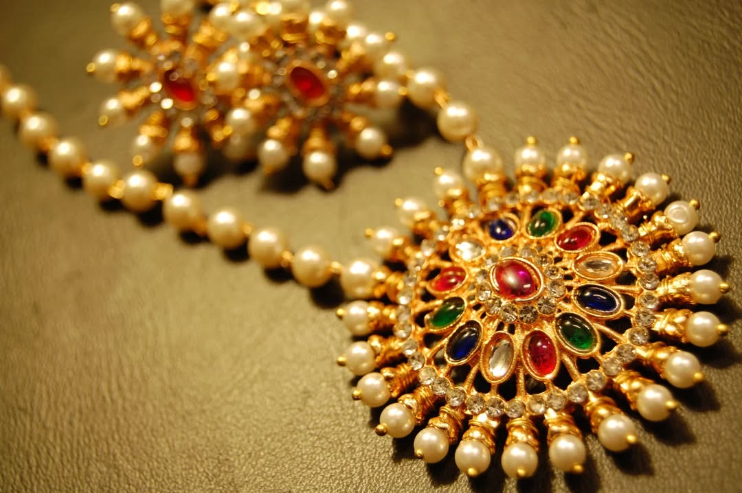 INDIAN MULTI JEWELLED PENDENT IN PEARL STRING