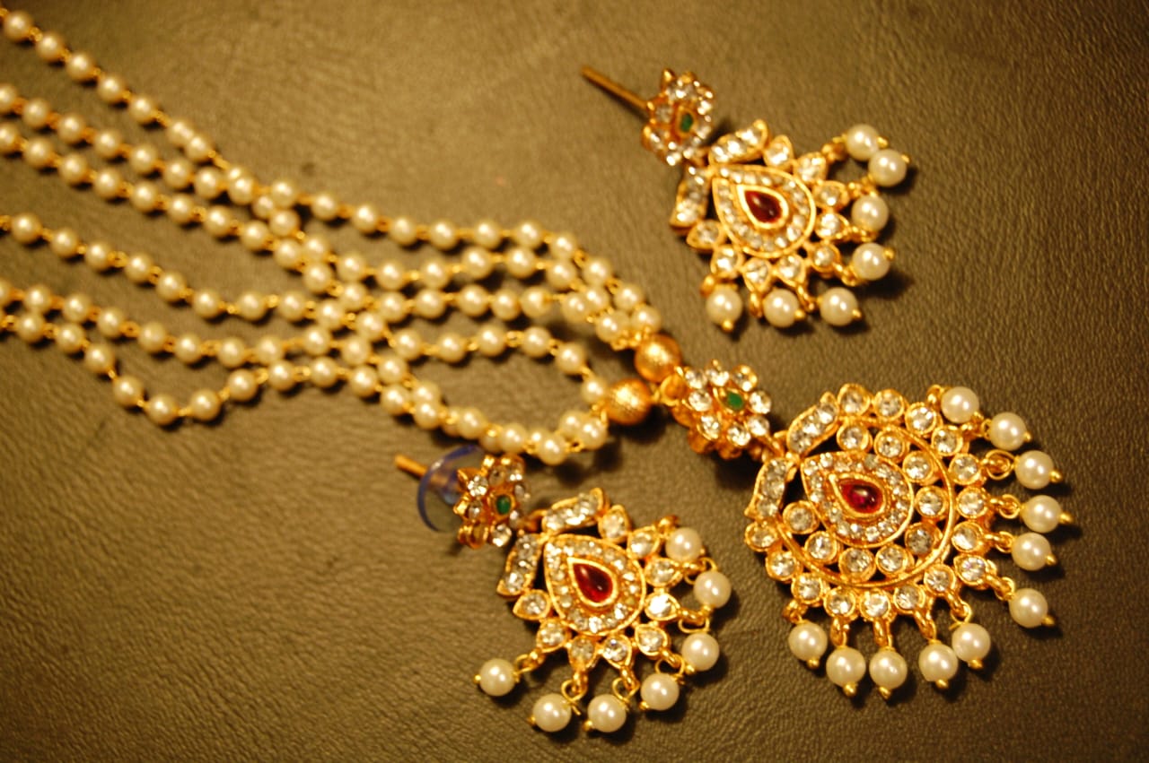 SOUTH INDIAN PEARL NECKLACE SET IN RED, GREEN & ZIRCON