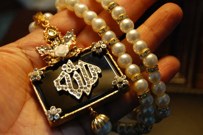 CALLIGRAPHIC PENDENT IN BLACK & PEARL STRING