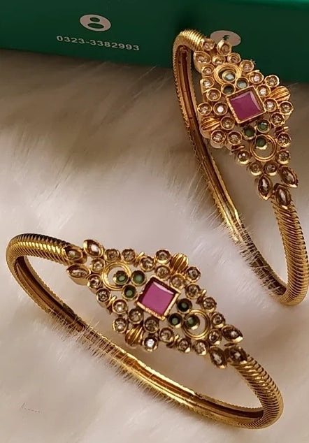 PAIR OF SOUTH INDIAN BANGLES IN RED & GREEN