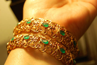SINGLE SOUTH INDIAN BANGLE IN RED & GREEN