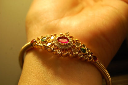PAIR OF SOUTH INDIAN BANGLES IN RED & GREEN
