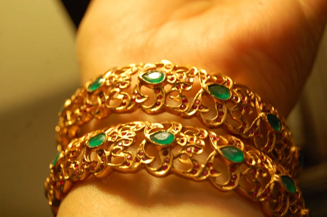 SINGLE SOUTH INDIAN BANGLE IN RED & GREEN