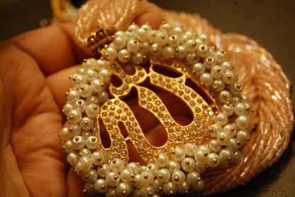 CALLIGRAPHIC PENDENT IN PINK MALA