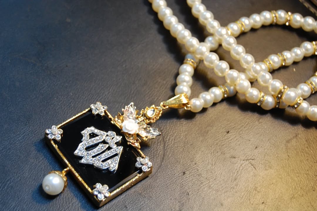 CALLIGRAPHIC PENDENT IN BLACK & PEARL STRING